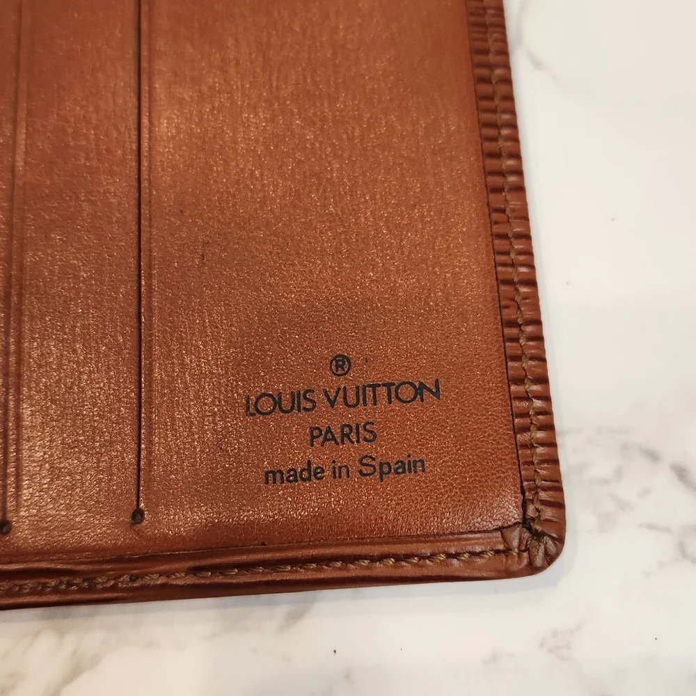 Auth Louis Vuitton Bifold Brown Epi Leather Wallet